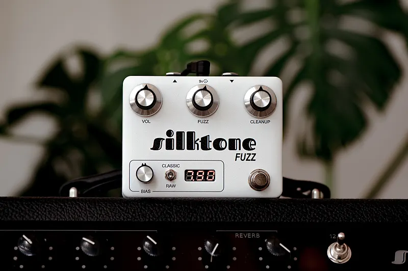 Silktone Fuzz limited edition white Silktone Fuzz limited edition white